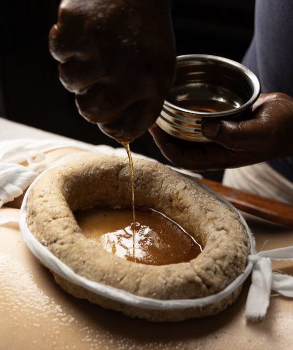 Kati Vasti — warm medicated oil held over the lower back inside a ring of dough